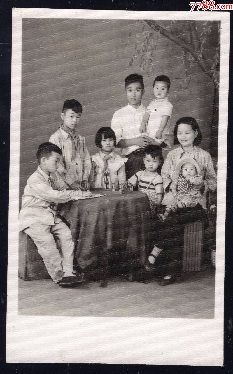 50年代家庭老照片1张(尺寸约7.1*11.5厘米)