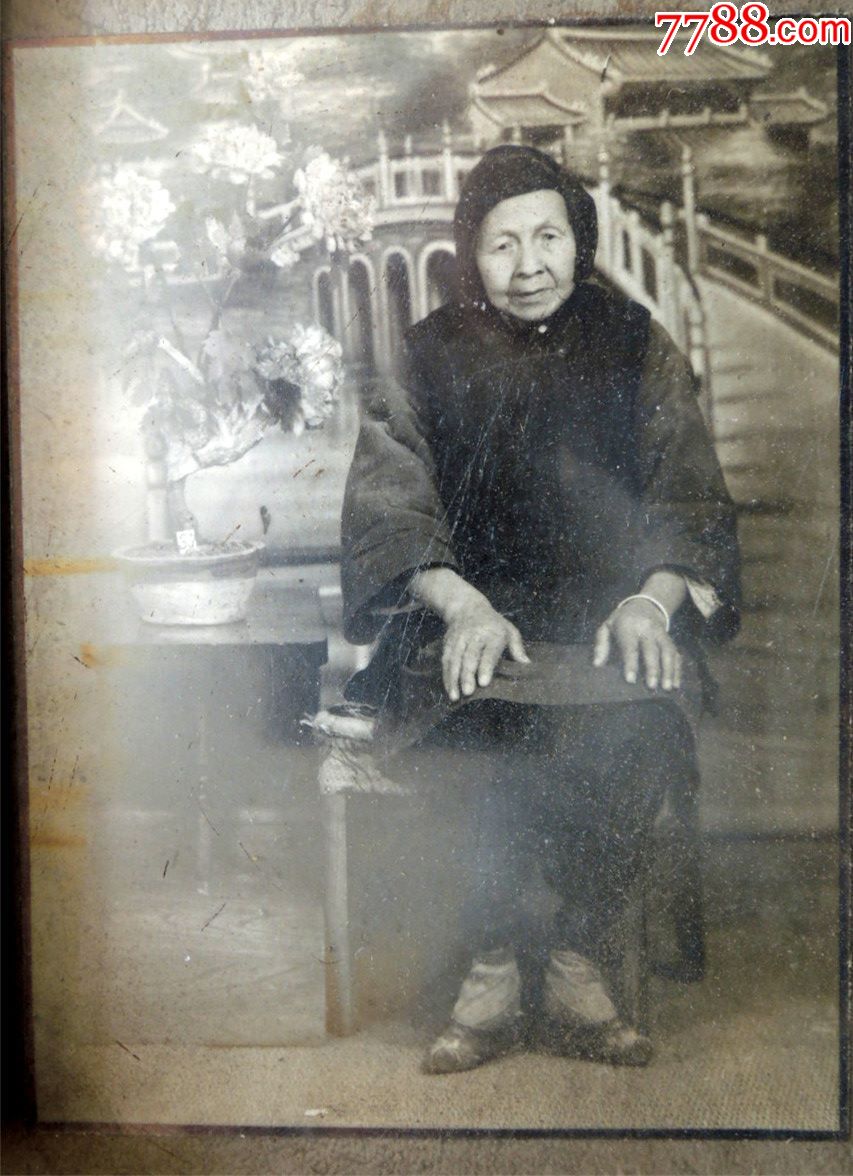 老照片收藏1811c1-民国云南边疆富家小脚金莲老太单人像-原花框