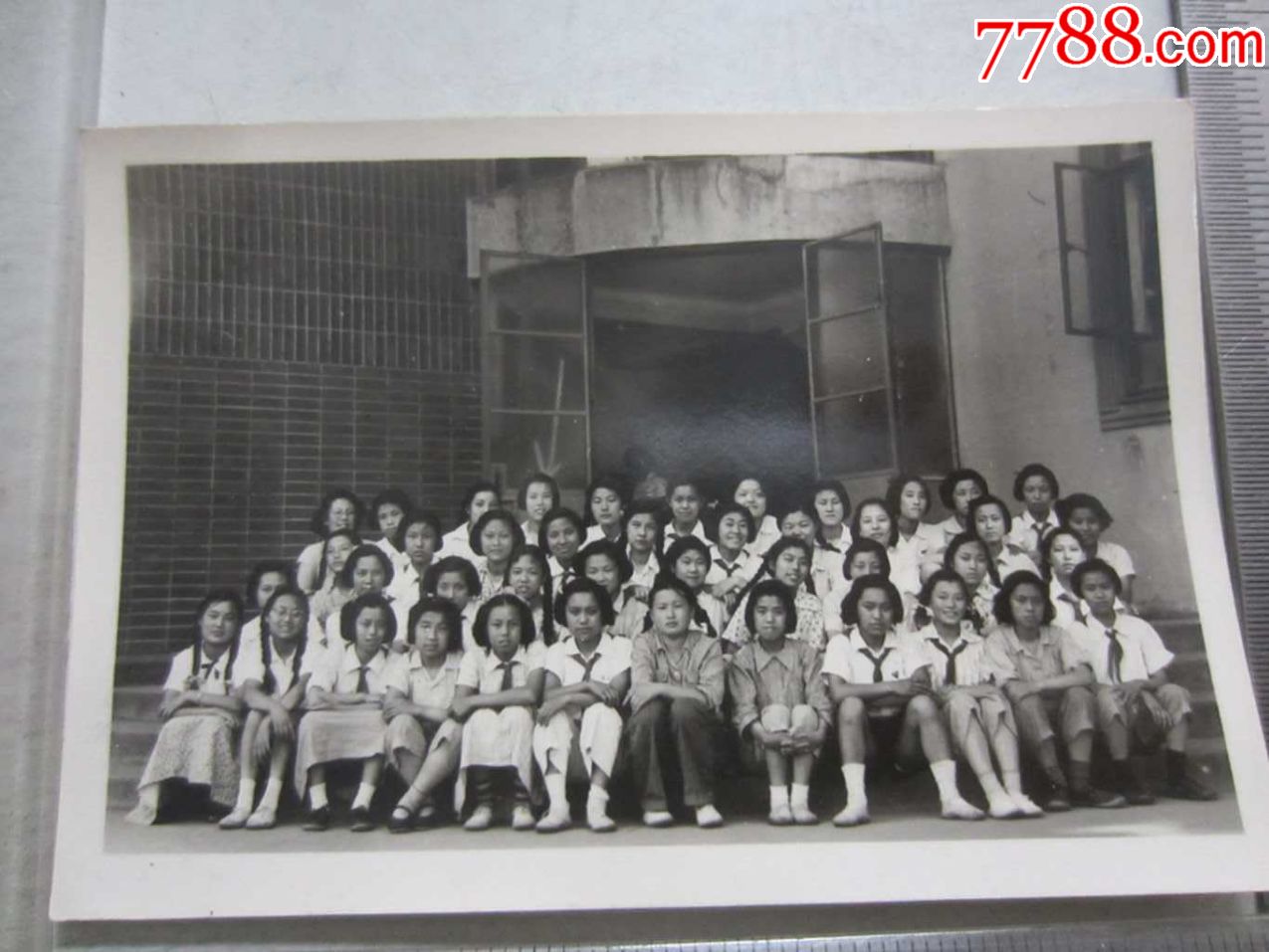同学门前合影(老照片)