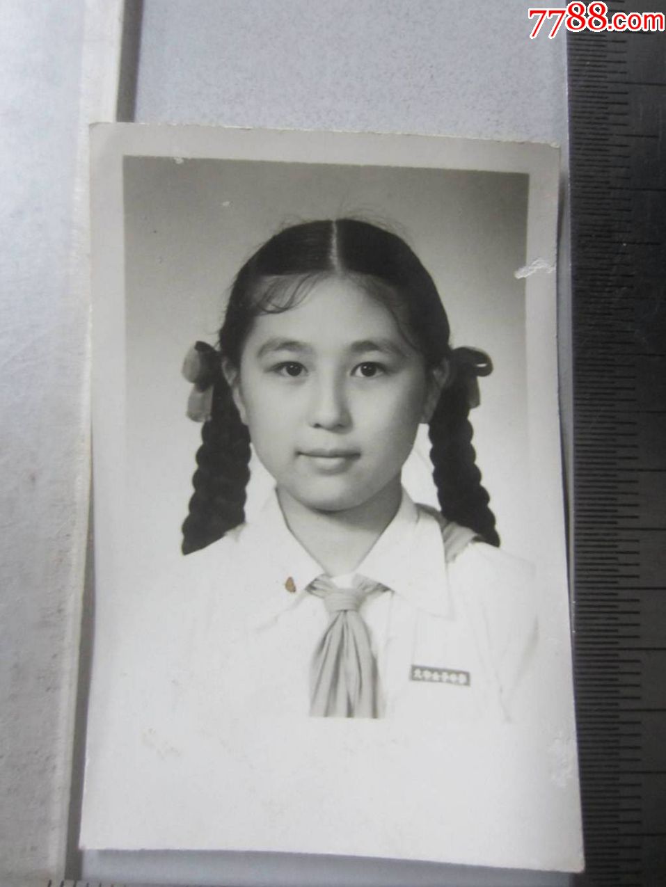 两个辫子女孩留影(老照片)