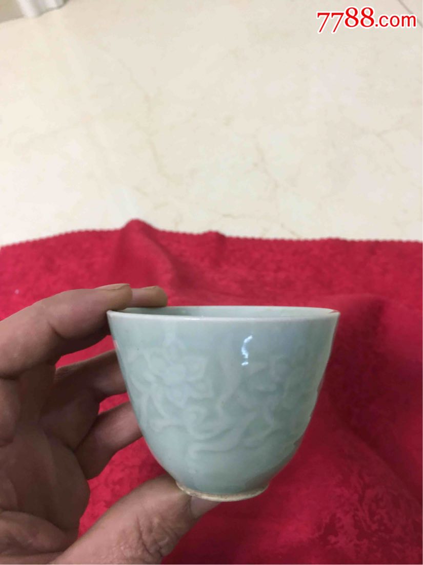六七十年代暗刻兰花纹青瓷杯