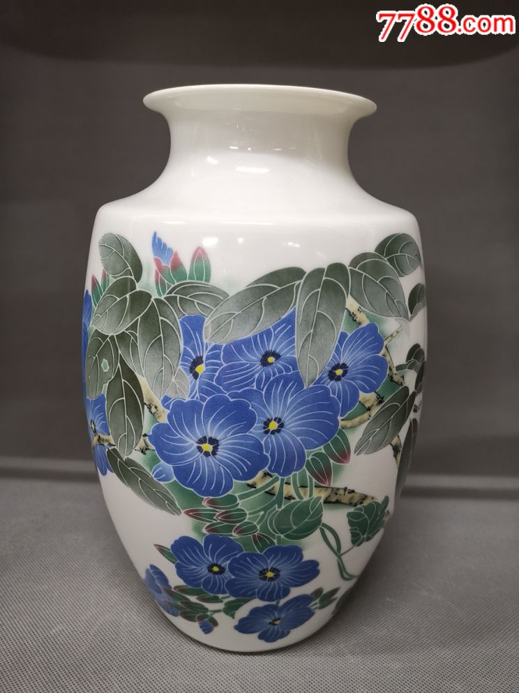 建国瓷釉中彩灯笼瓶。高29.5厘米,宽17厘米,全品,