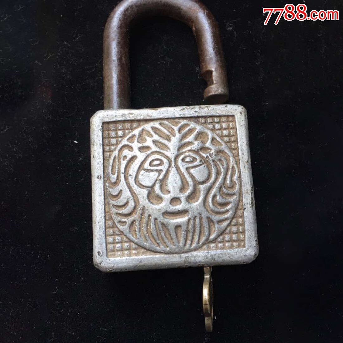 狮子图案浮雕大锁,材质特殊,送两把锁