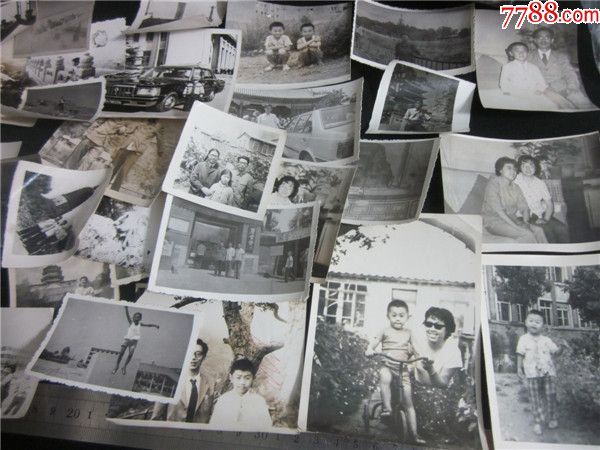 【时代记忆老照片收藏】上世纪80年代家庭合影风景留念无题品相好低价
