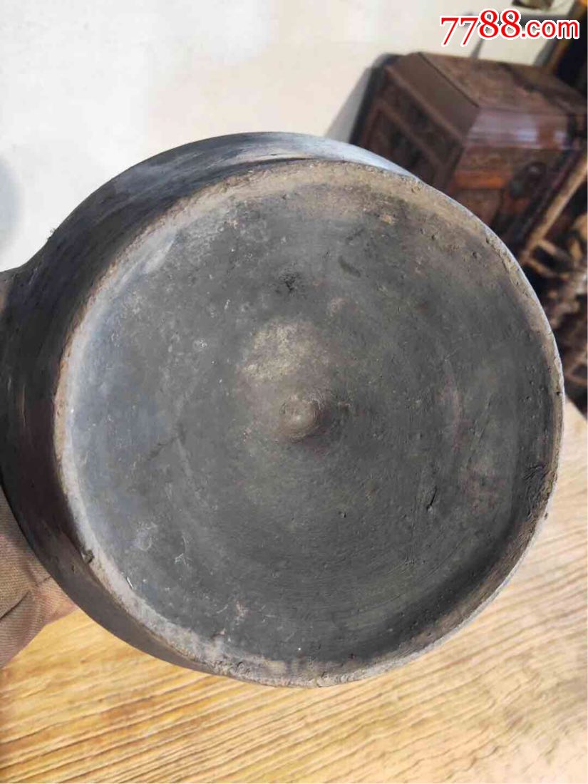 大号黑陶水壶一个,保存完整品相好,尺寸见图.