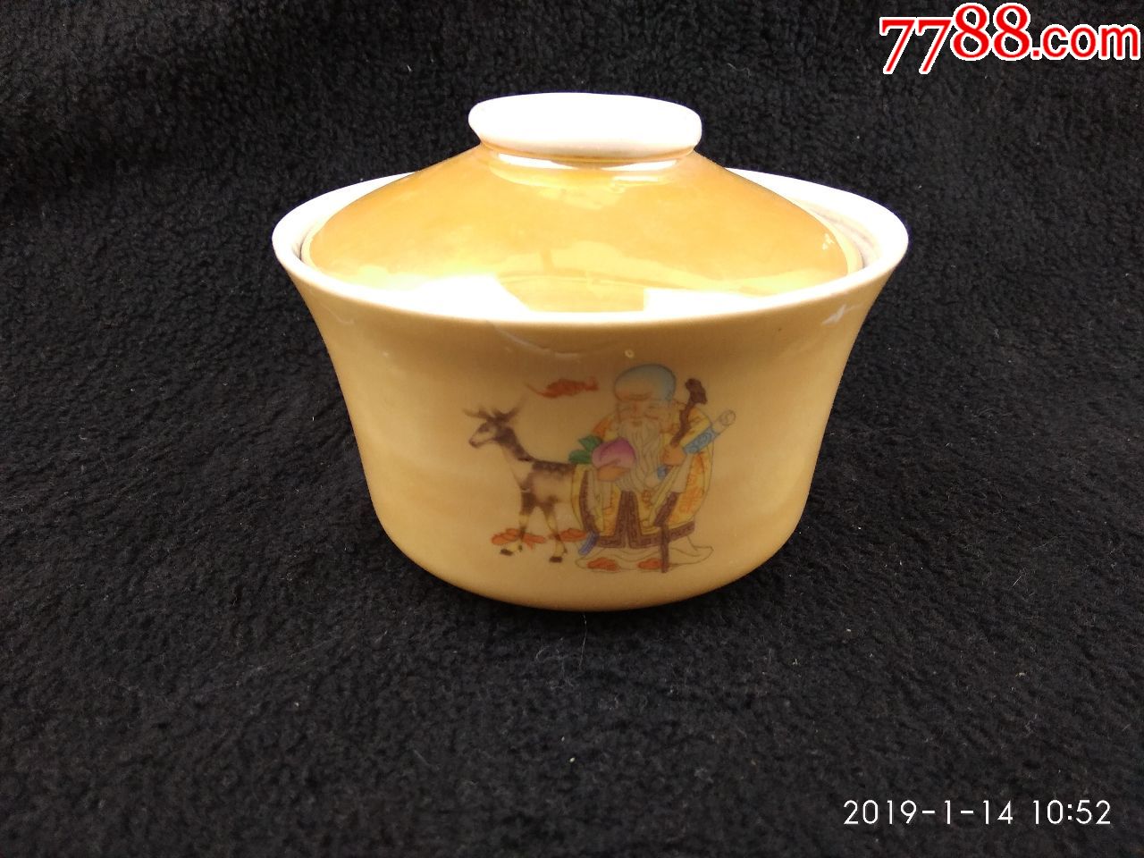 黄釉盖碗梅花是喷彩老寿星与鹿是印花碗口外撇有一处窑裂碗底有磕碰