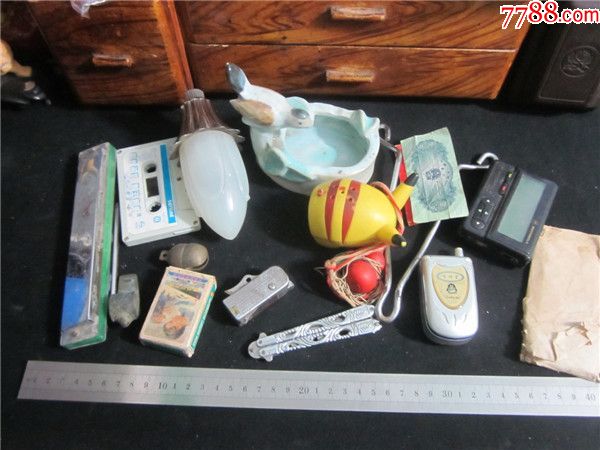 上世纪80-90年代老物品bp机烟灰缸打火机口琴小玩具等