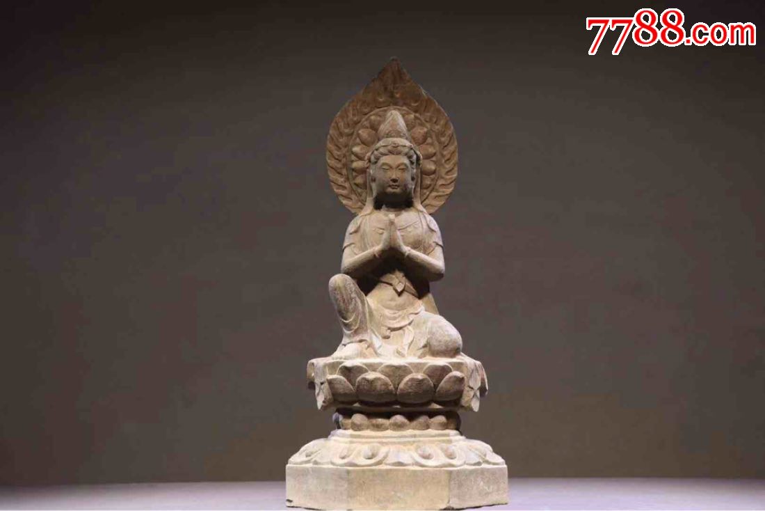 观音坐像,双手合十,坐下莲花.开脸慈祥,背光雕刻火纹全身彩绘造型别