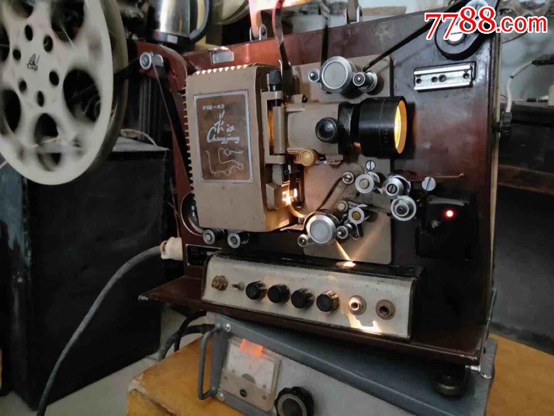 江苏南京产铁皮外壳16毫米老长江牌电影放映机品相一流且声音响亮.
