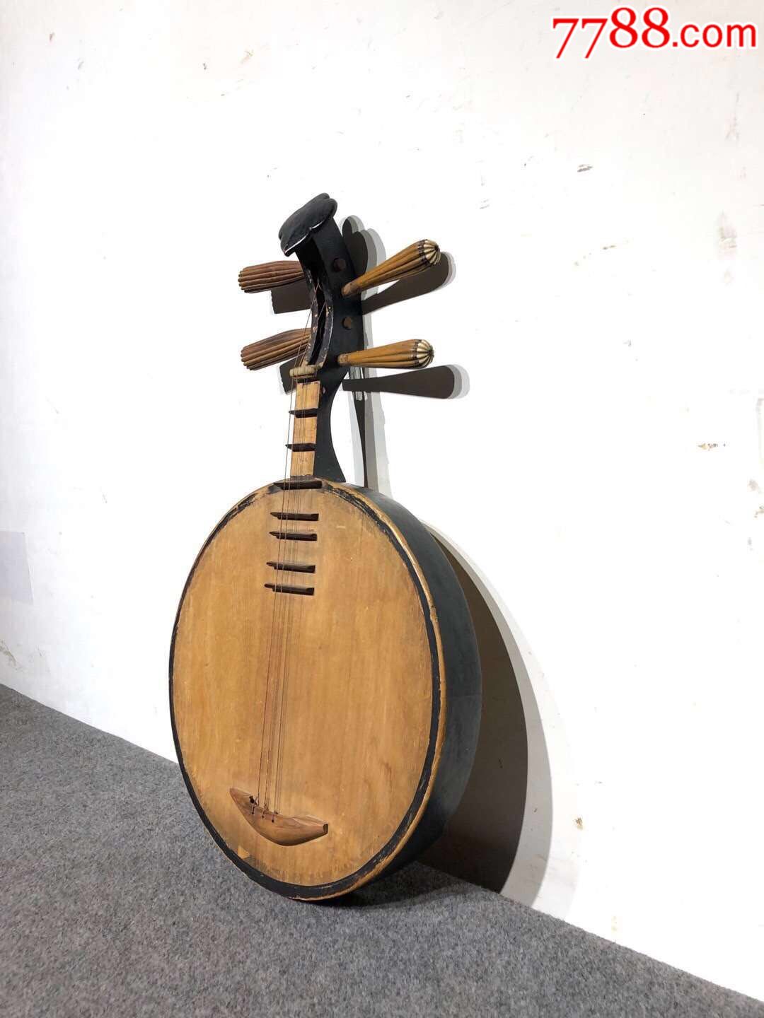 清中期文人阮琴音质极好，悦耳动听。阮。“中虚外实，天地象也;盘圆柄直，