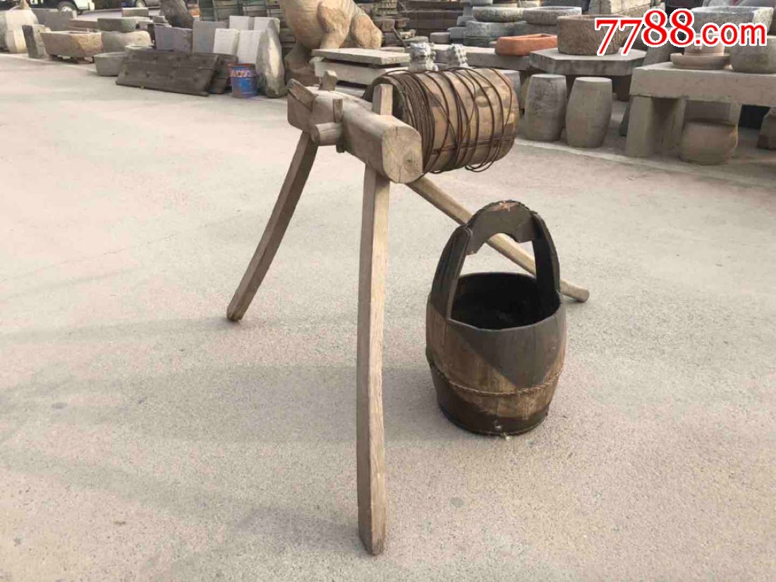民俗物件老旧农具手摇辘轳打水机.