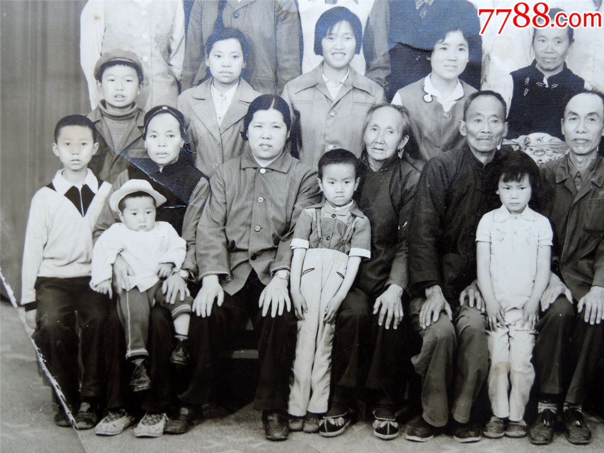 老照片收藏1902a2-70年代昆明市某大家庭大幅全家福-人员众多