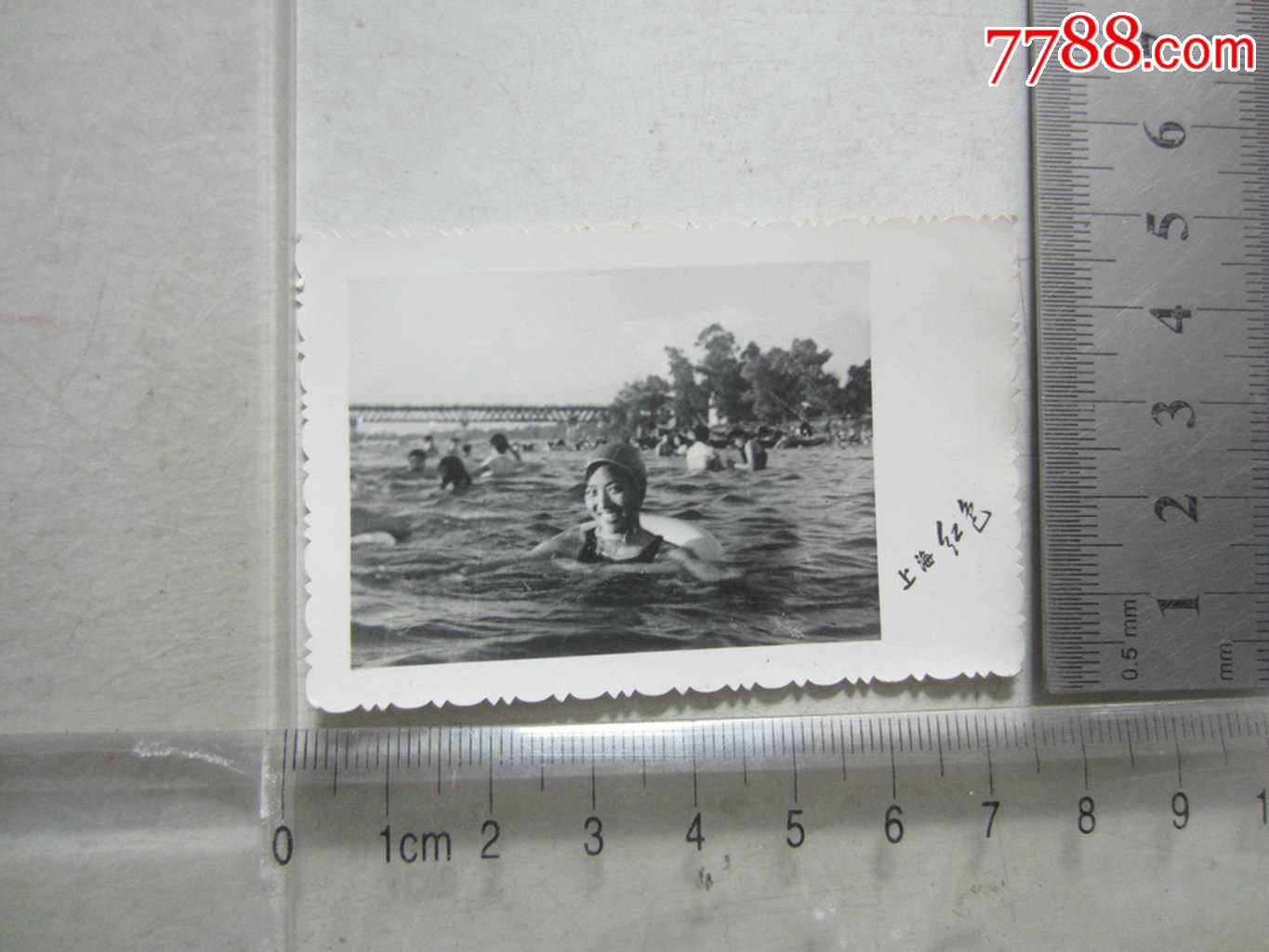 女子游泳留影(老照片)