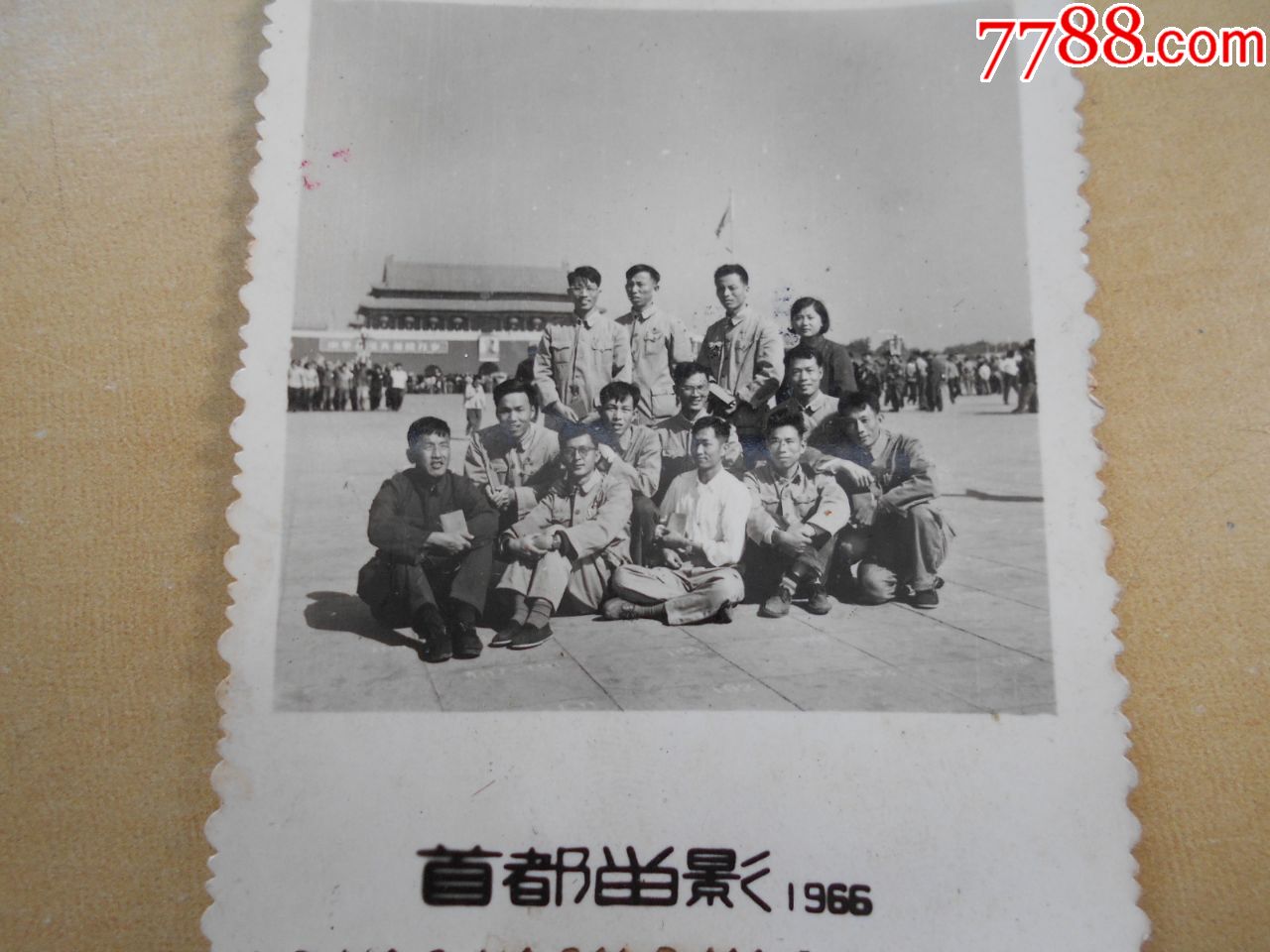 文革照片【1966年国庆,青年手握红宝书在天安门合影】