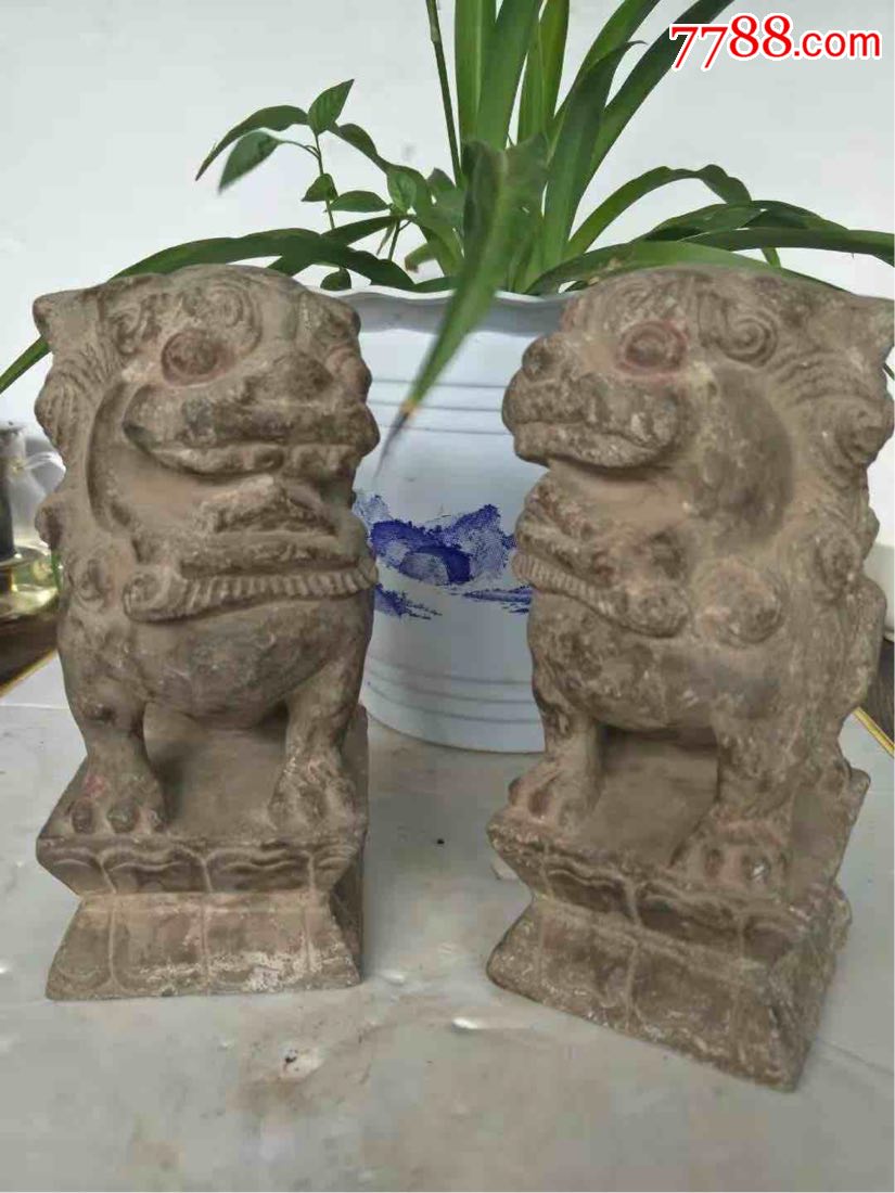 清代,青石雕刻案头摆件石狮一对,包浆浑厚完美飘亮是镇宅辟邪之佳品.