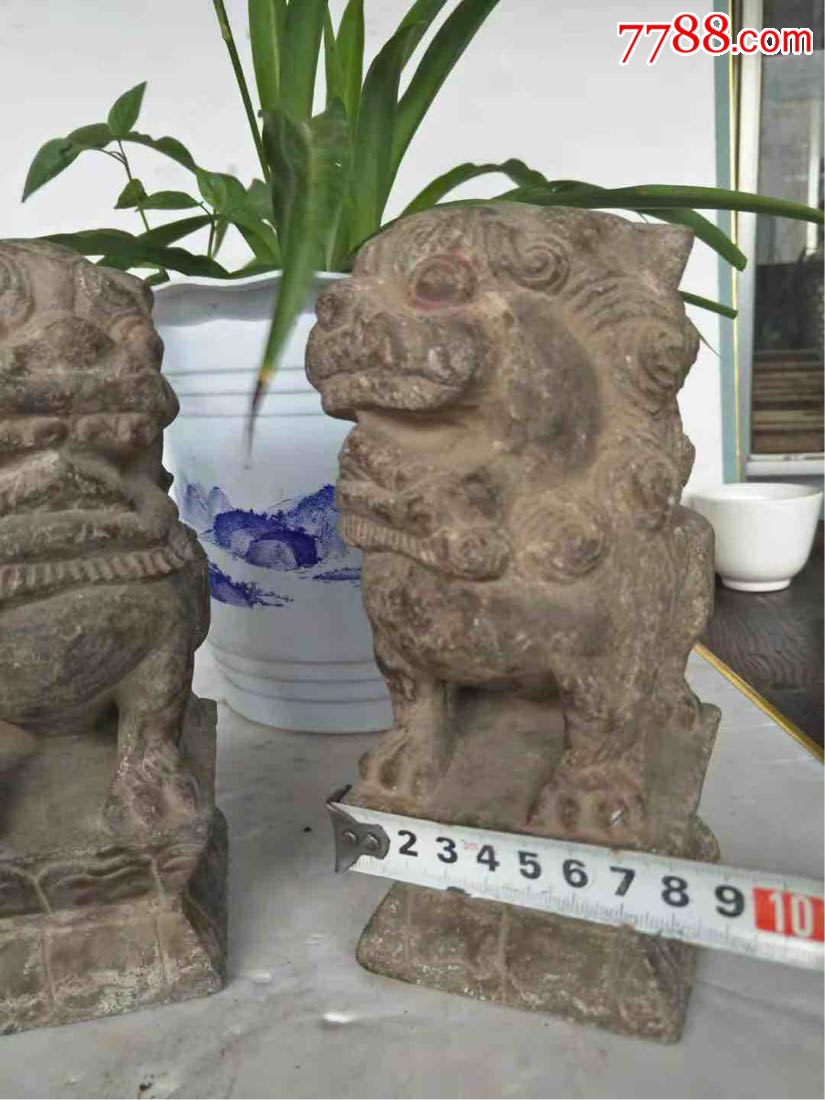 清代,青石雕刻案头摆件石狮一对,包浆浑厚完美飘亮是镇宅辟邪之佳品.