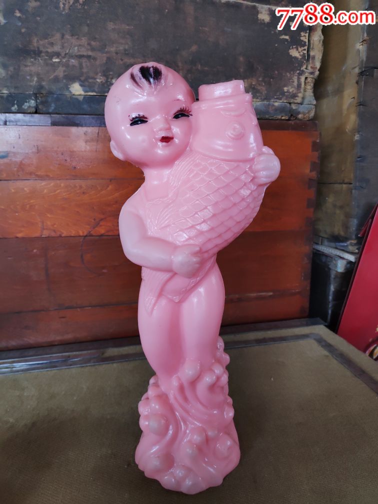 抱鱼娃娃