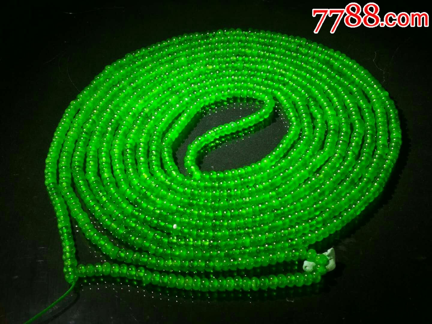 1080粒帝王绿翡翠项链,翠质细腻通透,低庄干净,水头十足色彩纯正,包浆浓厚,保