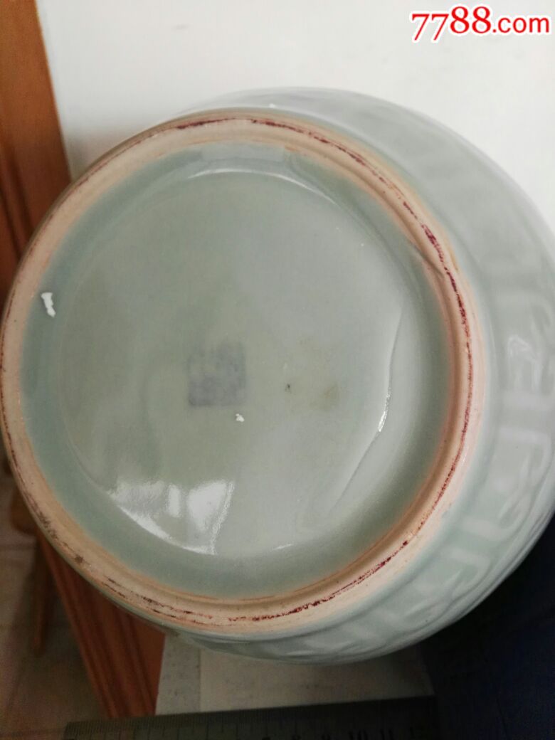文革时期"龙泉"窑刻花罐(中国龙泉款)