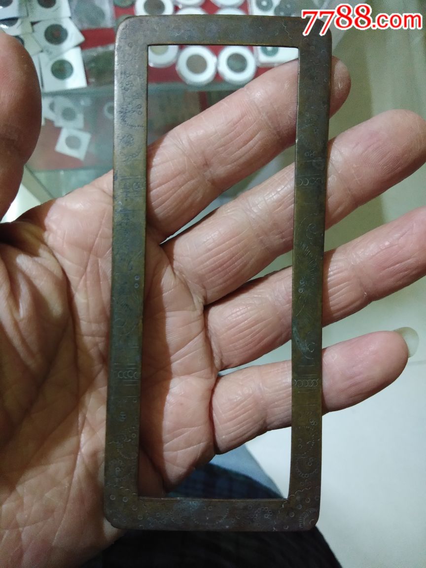 带刻花的长方形铜镇尺