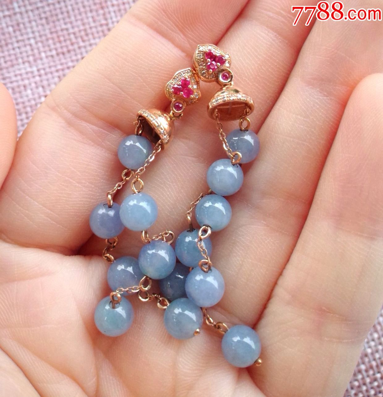 伟德国际翡翠耳钉样式璀璨夺目！探索各种精致翡翠耳钉的款式和设计