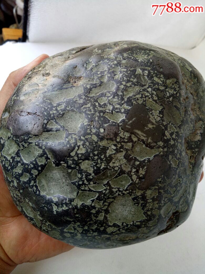 月球绿橄榄陨石(橄榄球)