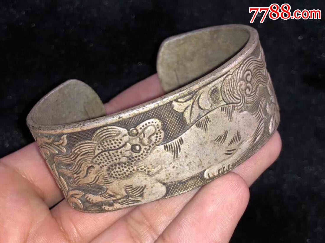 晚清麒麟送宝银制宽条手镯手工錾刻工艺精美包浆自然过去大户人家之物