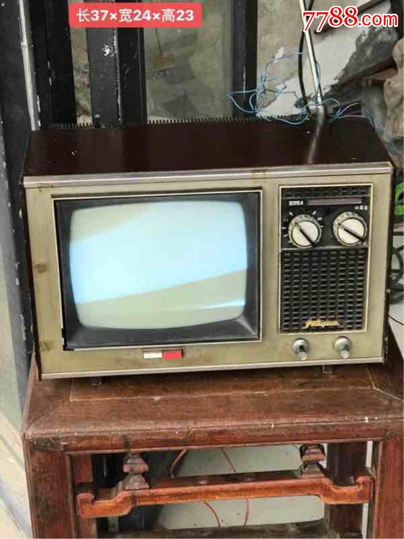 上海无线电十八厂1978年产的黑白电视收音两用机一台做工精细造型美观