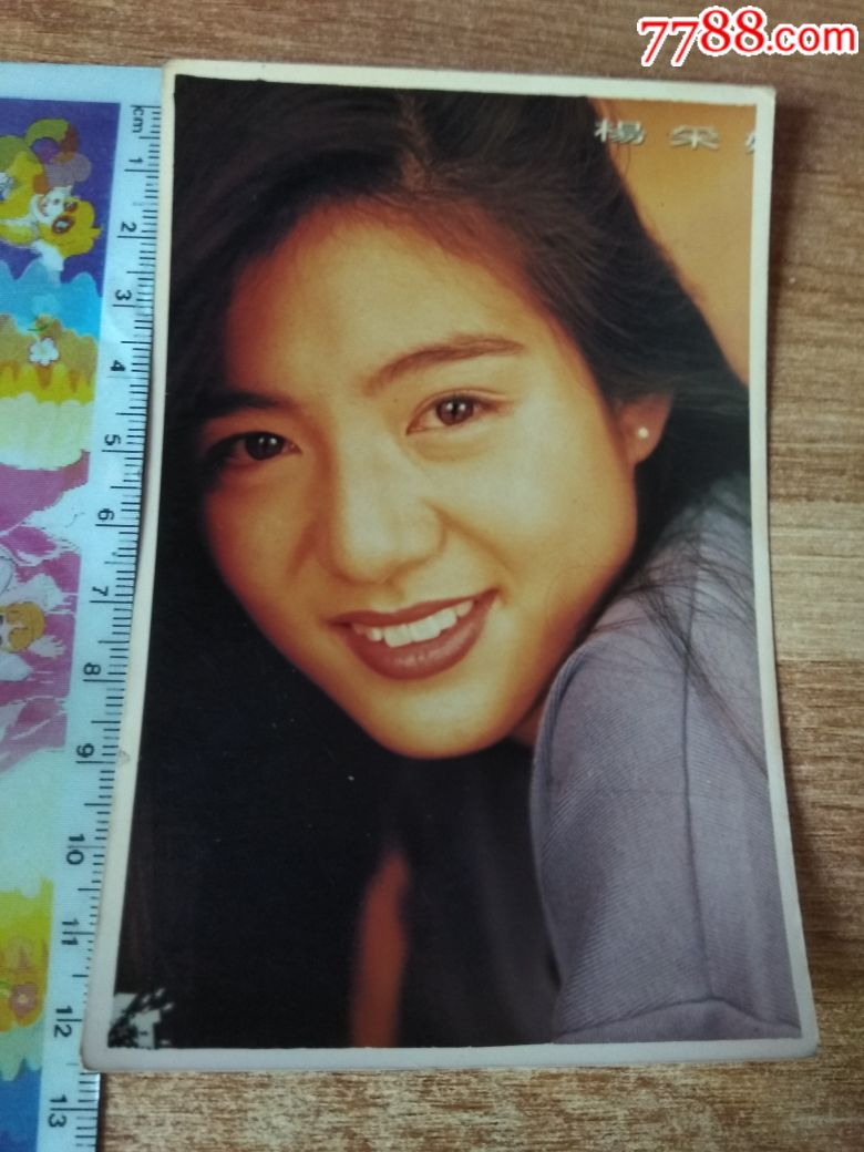 90年代/杨采妮/明星照片一张/边角微卷边角有小破损