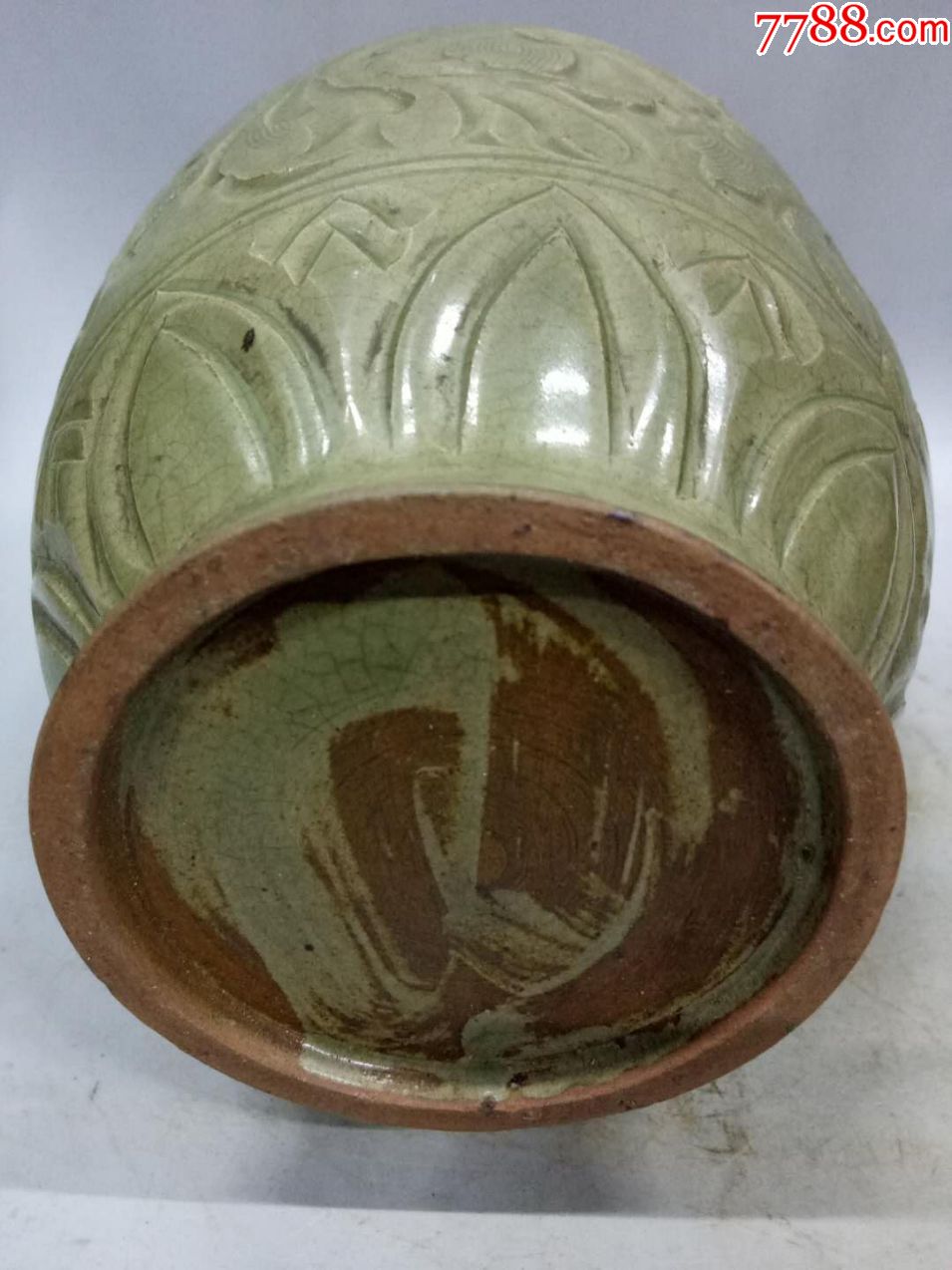 青釉刻花执壶