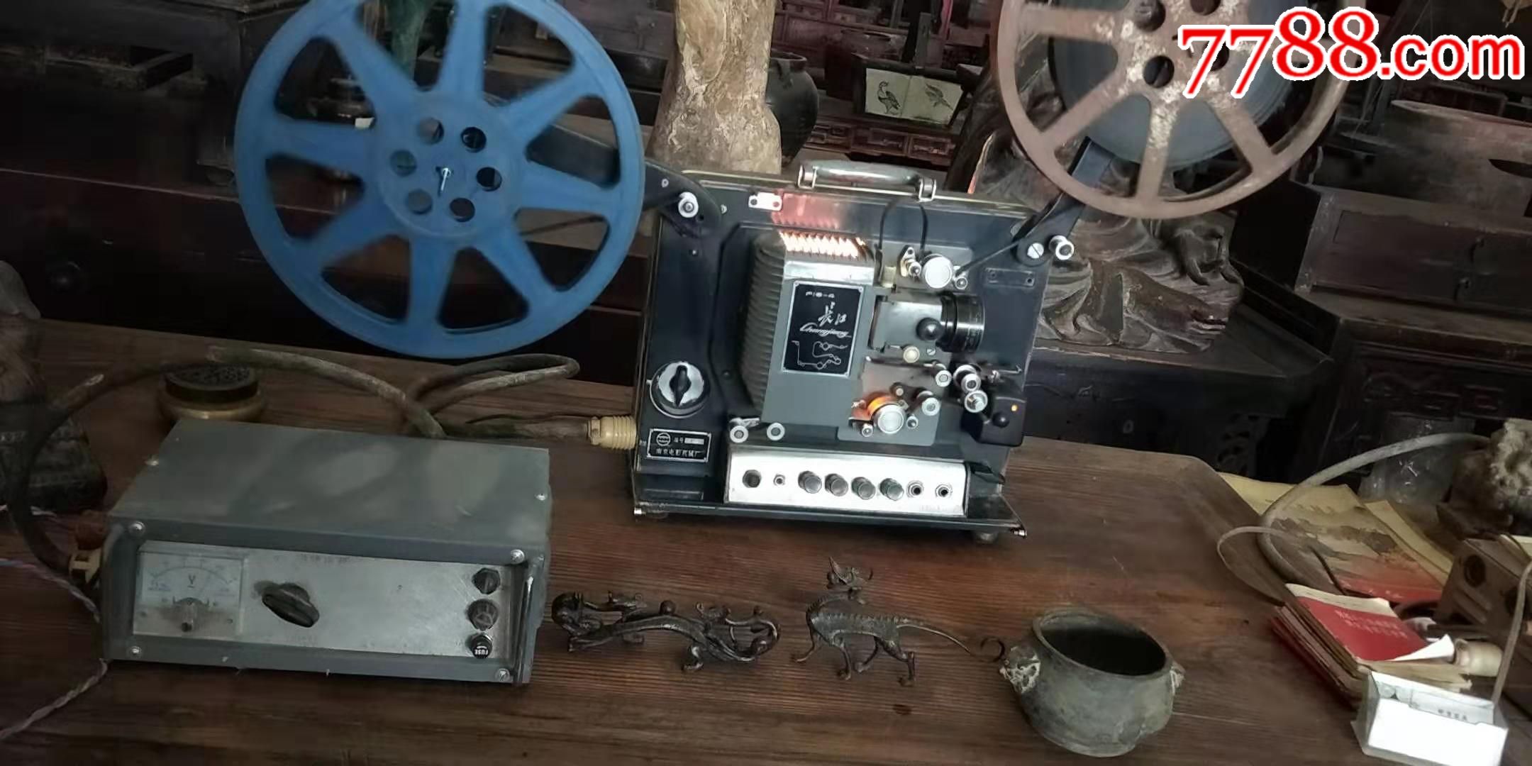 六七十年代南京长江牌电影放映机一部,保存完好,正常使用,完整如图.
