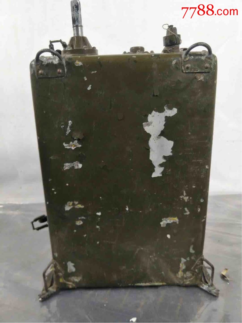 战争年代发报机一部,品相一流,保存完好,高130cm宽23cm,全品,包老.