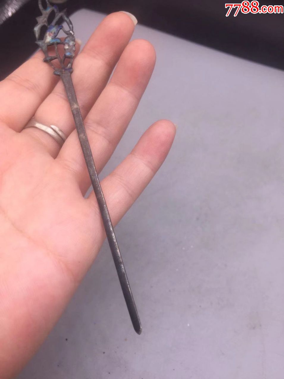 老银烤蓝簪子,尺寸14厘米,工艺精美,有一处断裂,品相如图,特价158包