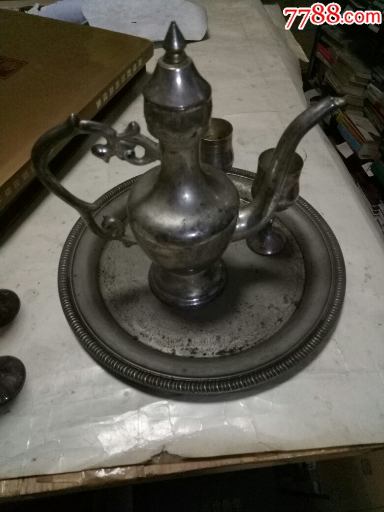 老式合金酒具一套:厚壁酒壶,托盘,5个酒杯