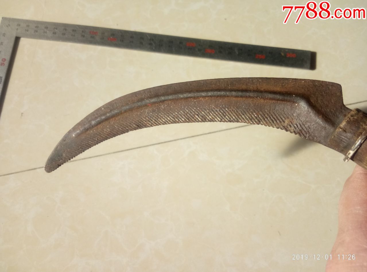 老式镰刀两把