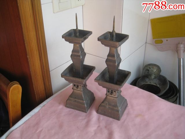 一对造形漂亮别致的有钱人家祝福祭祀用的锡制烛台