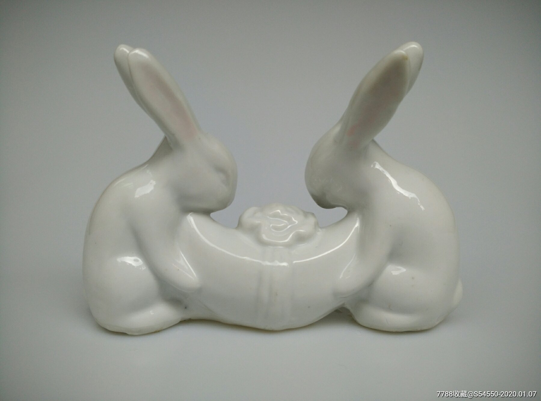 上世纪八十年代瓷塑双兔摆件
