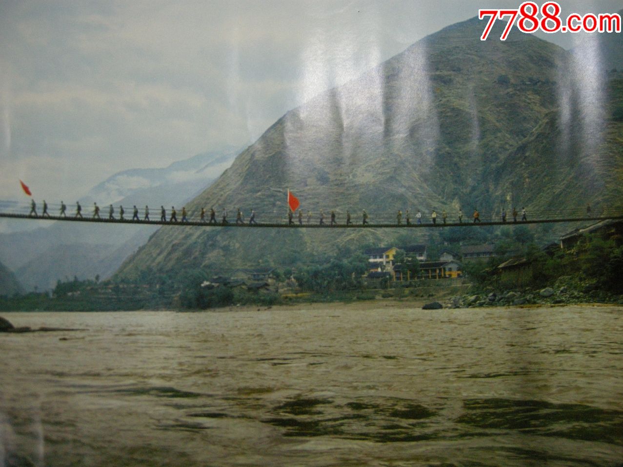 早期年画;近全品;1972年4开-红军长征时强渡的大渡河铁索桥