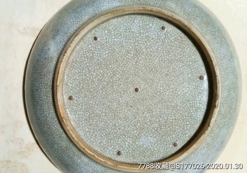 明代哥窑支钉烧盘子