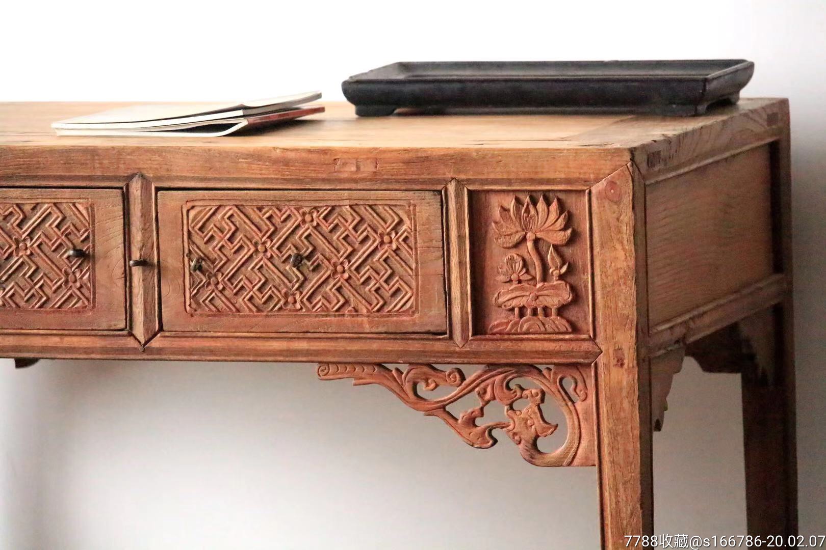 【卍字纹,书桌】此桌器型美观,抽屉卍字纹图案,两侧浮雕花卉以修饰