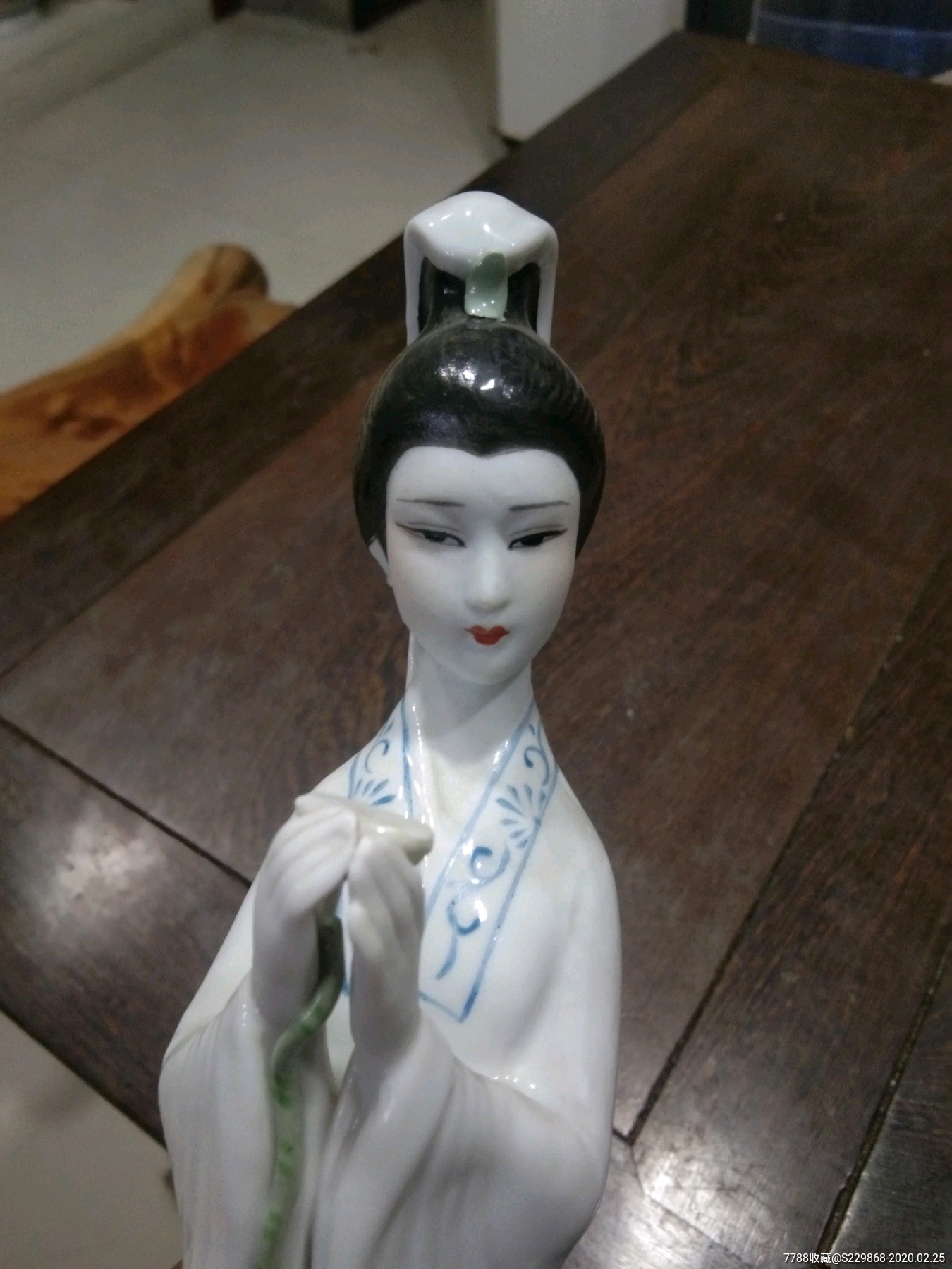 八十年代潮州枫溪陶瓷研究所红楼梦十二金钗--妙玉奉茶瓷塑.