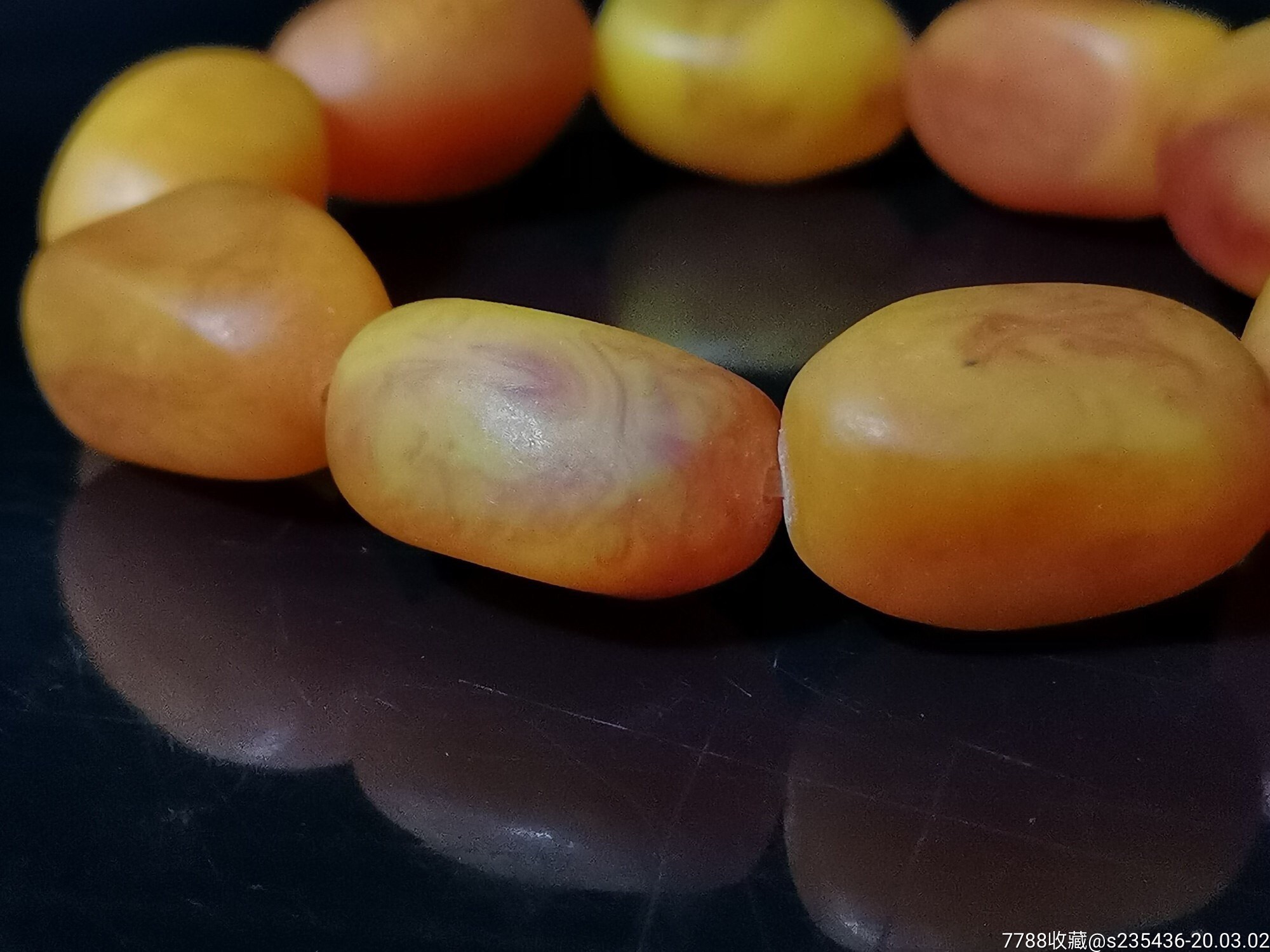 老蜜蜡原石手串色泽似鸡油,油润细腻,其上的流淌纹定格了鲜活的瞬间