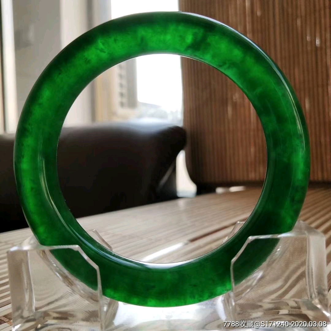 高冰帝王绿翡翠手镯一只,a货,完美无裂,口径60条粗12mm,重91克.