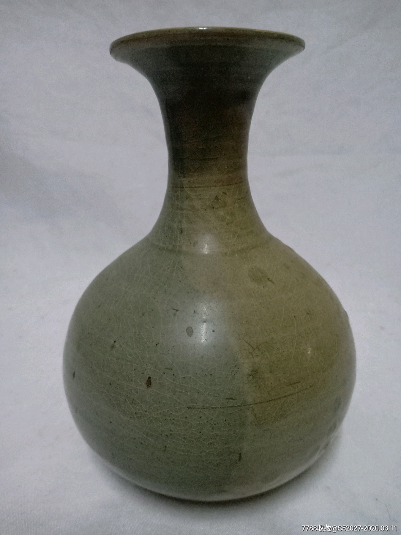 唐五代越窑青瓷圆口瓶.高16.3厘米,直径11.9厘米.