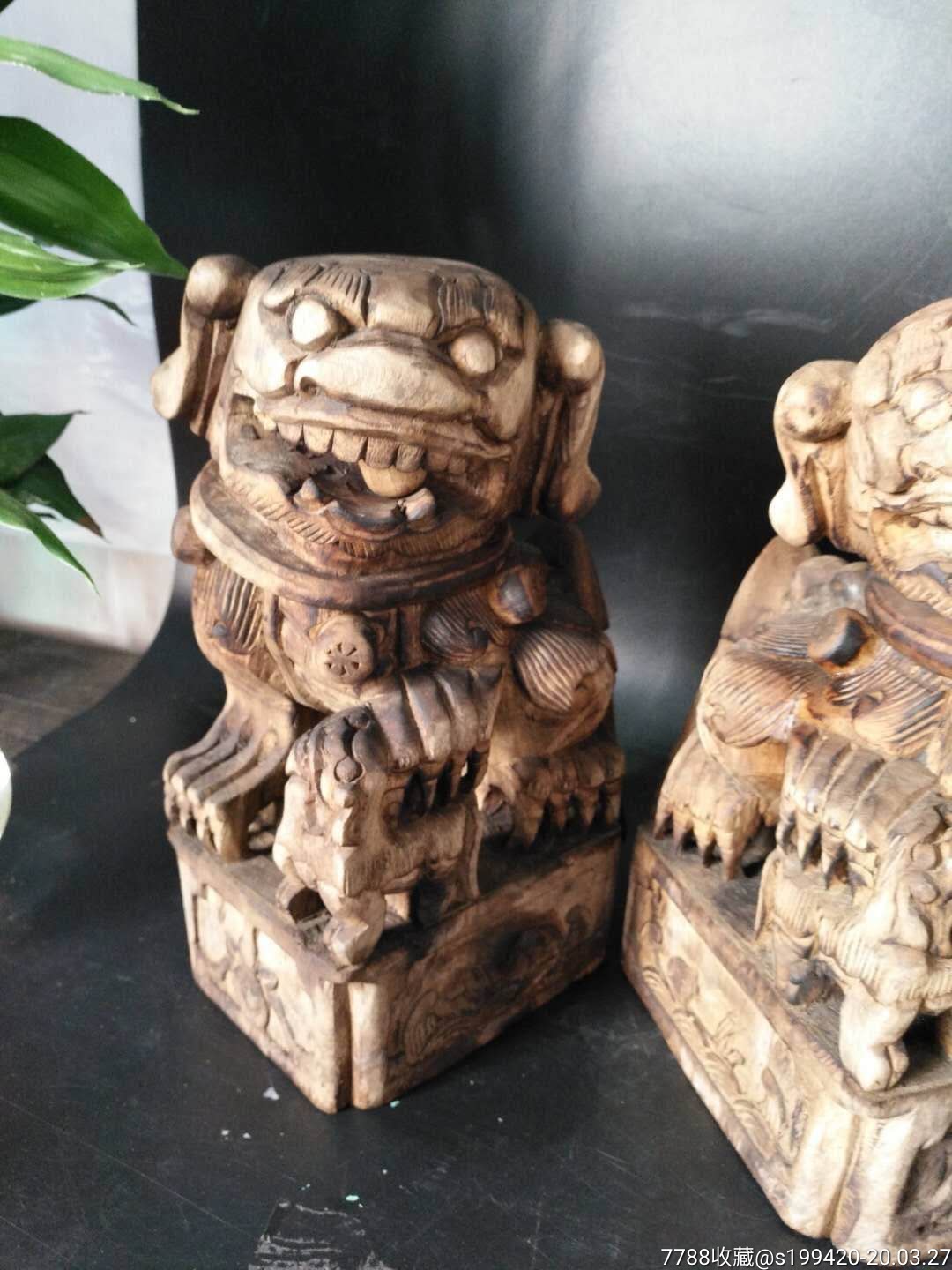 老香樟木雕刻狮子一对,纯手工雕刻,品相一流,包老保真