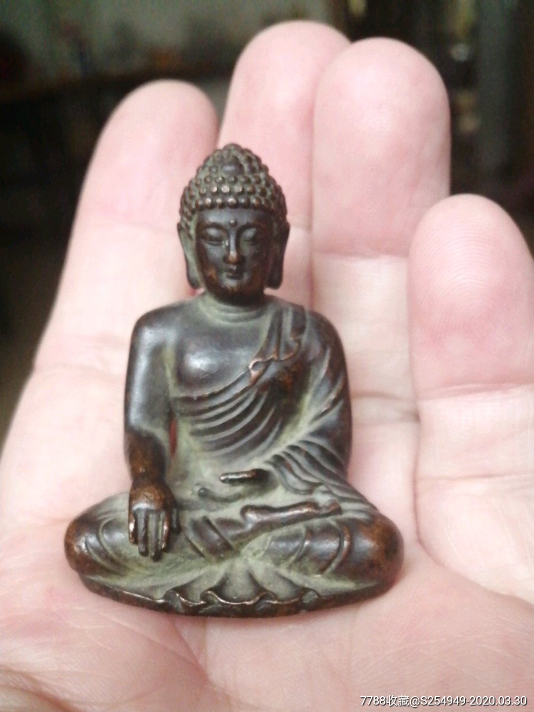 开脸面部慈祥,姿态端庄,一尊释迦摩尼寸佛