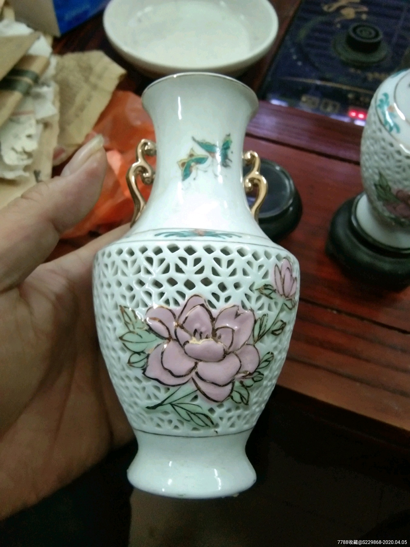 八十年代潮州枫溪通花花瓶,一对带座,品相完好,瓶高约15cm,带座高约19