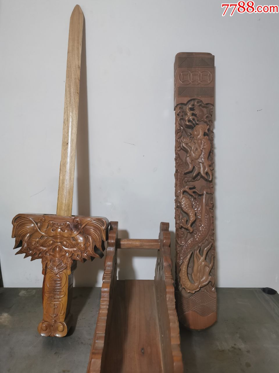 桃木剑一把,厚重大气又称"老板剑"带底托,长80cm,总重