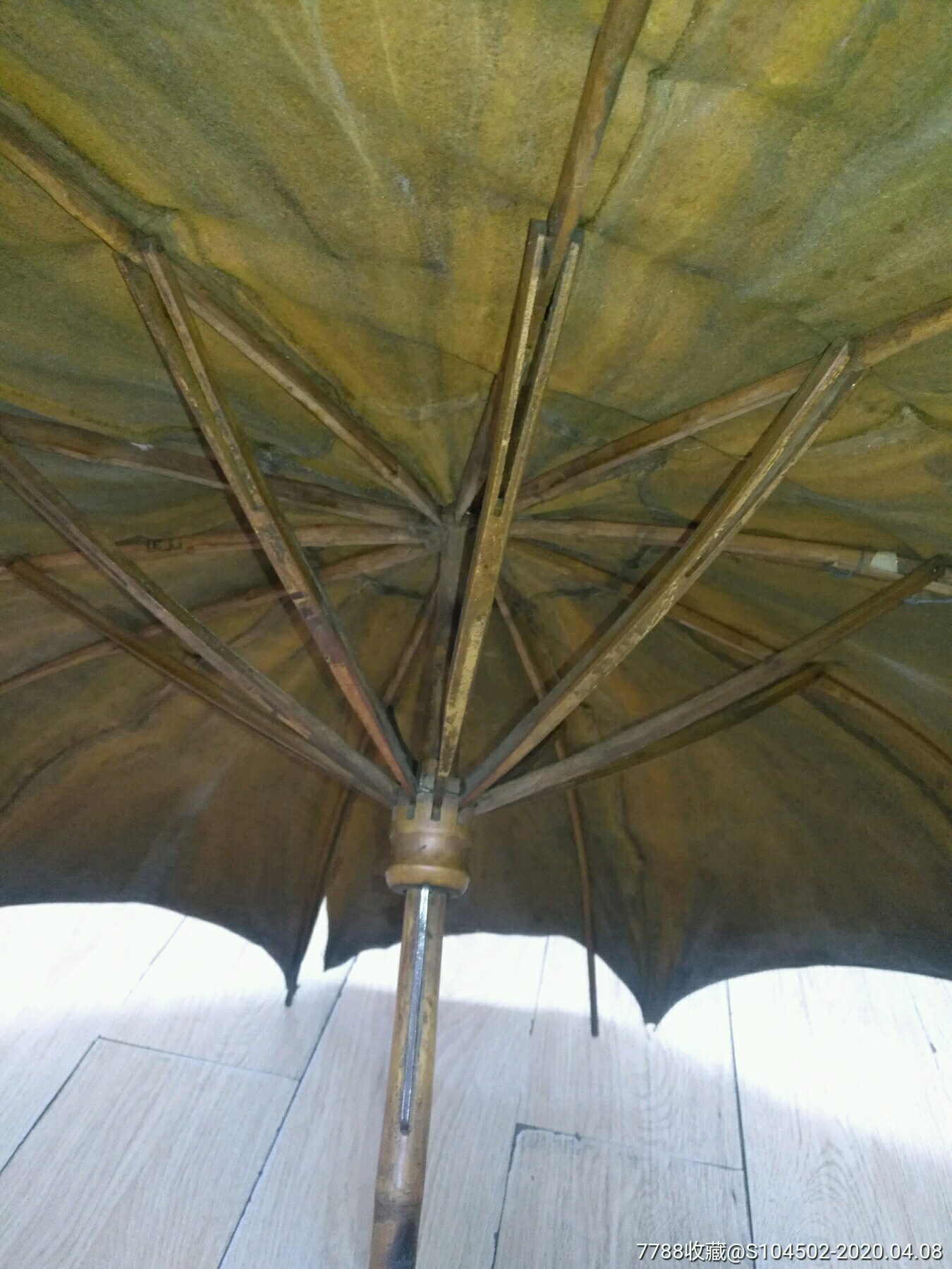 油布雨伞竹骨架完好