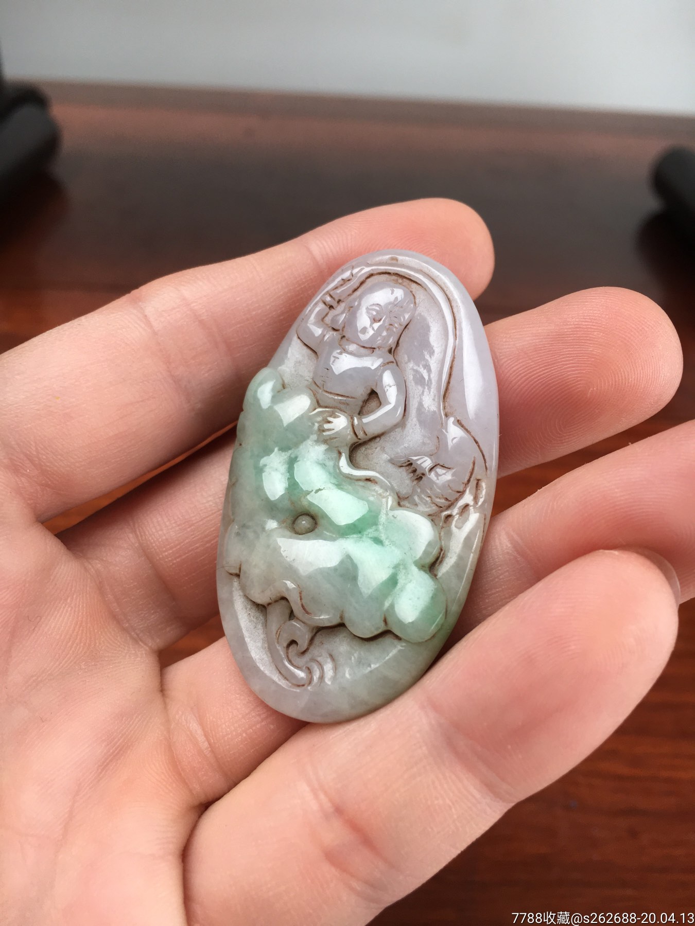 老天然翡翠淡紫飘绿春彩「童子戏鱼」莲鱼纹吊坠